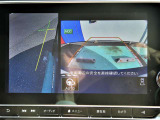 ギアを『R』に入れた後、カメラボタンを押すと、運転席から見えない左側面をナビ画面にうつしてくれるので、幅寄せや縦列駐車がし易くなります。