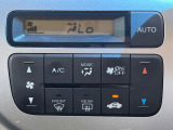 【オートエアコン】一度お好みの温度に設定すれば、車内の温度を検知し風量や温度を自動で調整。暑い&hellip;寒い&hellip;と何度もスイッチ操作をする必要はありません。快適な車内空間には必須の機能ですね♪