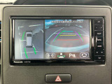 全方位モニターは、車両の前後左右4箇所に設置されたカメラの映像を合成し、車を真上から見下ろしたような映像などをナビ画面に表示することで、駐車時や狭い道での安全確認を強力にサポートする機能です。