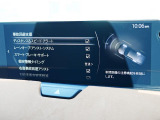 こちらのお車には先進安全装備が多数搭載されています。衝突被害を回避あるいは軽減するためのブレーキや、後方死角からの接近警報、車線逸脱を防止する警報装置など、詳しくはスタッフまでお尋ねください。