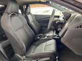 運転席まわりには十分なスペースがあり、大柄な方でもゆったり運転していただける環境です。