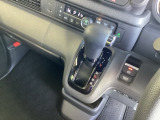 発進時から滑らかに加速する無段階変速のCVTはストップ&ゴーの多い街の中も快適です