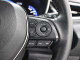 レーダークルーズコントロール使用時に、同一車線内中央を走行できるよう操舵を支援する「レーントレーシングアシスト(LTA)」が装備されています。