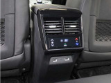 ■後席独立調整エアコン ■後席USB電源