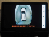 パノラミックビューモニター装備!車両を上から見たような映像をディスプレイに表示。運転席からの目視だけでは見えにくい車両周辺の状況を、リアルタイムでしっかり確認できます。