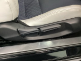 手動のレバーを使って、シートの高さや背もたれの角度を変えることができます。