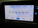 ゾーンエアコンで、操作はタッチパネルに搭載されています。温度設定はタッチ式で0.5度刻みに、指をスライドさせると大幅に変更できます。Smart Climateからは急速な足元の暖冷房も設定可能です。