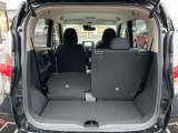 分割可倒式の後席シートは、レバーを引くだけで簡単にたたむことができます!乗車人数やお荷物の量・大きさに合わせてシートアレンジが可能でとっても便利ですよ◎