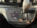 オートエアコンでパネルタッチするだけで操作が可能です(^^)☆AUTOにすれば簡単に車内の空調を快適に調整してくれます♪嬉しいシートヒーター付き(^^)