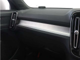 ダッシュボードに収められたアーバングリッド・アルミニウム・パネルが、XC40 Momentumのインテリアにモダンな雰囲気をもたらします。