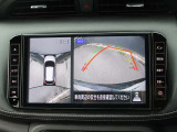 アラウンドビューモニターも装備しております。ご覧のように車体を真上か見たような映像なので、車庫入れの苦手なお客様ももうご心配いりません。