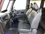 高いホールド性で運転姿勢が安定します。長距離ドライブでも疲れにくいのが魅力です。快適なドライビングライフをお送りください♪