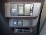 片側電動スライドドア。荷物で手が塞がる時など簡単にドアの開閉が出来ます。何より力いらずで開閉OK。女性やお年寄りにも優しい。電動機能はOFFにもできますから元気なお子様の駆け出しも安心です。