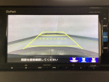 【バックカメラ】運転が苦手な方も車庫入れラクラクです!ギアをリバースに入れれば自動的に切り換わりますので、面倒な操作は不要です♪狭い駐車場もお車を傷つけず安心ですね!