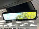 【デジタルインナーミラー】後席の大きな荷物や同乗者で後方が確認しづらい時でも安心!カメラが撮影した車両後方の映像をルームミラー内に表示。クリアな視界で状況の確認が可能です!