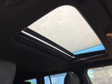 【サンルーフ】開放感たっぷりの希少装備、サンルーフが装着されています!車内に明かりを取り入れたり景色を楽しむ以外にも、車内の空気も簡単に換気できて快適です!