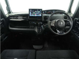 ◆視界広々で非常に運転しやすくロングドライブでも疲れを感じさせないすっきりとまとまったインパネ周りです。