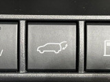 【パワーバックドア】スマートキーや運転席のボタンを押すだけでリアゲートが自動で開閉します!荷物を持っている時や、高い位置にあるバックドアを閉める際に便利な機能です♪