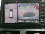 リバースにシフトするとまるで上空から見下ろしているような感じナビゲーション画面に映し出します