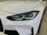 BMWレーザーライト:ハイビーム店頭時の照射距離を従来のロービームの約2倍に相当する最長600mまで可能にします。アクティブヘッドライトが含まれ、ブルーのデザインアクセントも装備されます。