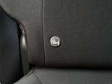 シートベルトを使わずチャイルドシートとクルマの固定金具を連結するだけのカンタンでガッチリ固定できるISOFIXがございます