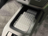 スマートフォンなどがスッキリ置けるセンターコンソールトレイです