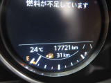 スピードメーター、タコメーターが装備されております。その他お車の情報もメーター内から確認することが可能です☆