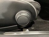 運転席にはドライバーの体型や好みに応じて前後方向だけでなく、高さの調整ができるシートリフターを装備!