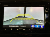 リバースギアに入れるだけで後方の表示へ切り替わります。夜間や雨の日の駐車も楽になりますよ。