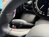 輸入車のため、ウィンカーレバーとワイパーレバーの配置は国産車と左右が逆となります。操作に慣れるまでは違和感がありますが、使用を重ねることで自然に扱えるようになります。