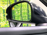 【ブラインドスポットインフォメーション】走行中、ドアミラーの死角になりやすい箇所に後続車が接近するとサイドミラー付近に警告を表示、ドライバーに注意喚起をしてくれます。