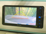 【バックカメラ】駐車時に後方がリアルタイム映像で確認できます。大型商業施設や立体駐車場での駐車時や、夜間のバック時に大活躍!運転スキルに関わらず、今や必須となった装備のひとつです!