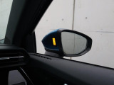アウディサイドアシスト『後方の死角を並走する車両を検知しドアミラーの内側のLEDが点灯。ドライバーに注意を促し事故を未然に防ぐシステムです。』