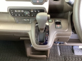足元スッキリ、インパネシフトです。パーキングブレーキは電子制御パーキングブレーキタイプなので、運転席と助手席の間がスッキリしています。