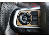 ハンドル左部分でオーディオ操作が可能。そのため、運転中でも目線をずらさずに安全運転♪スマートフォンを接続してハンズフリー通話も可能です。