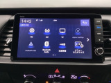 HondaCONNECT対応の便利なナビディスプレー。お持ちのスマートフォンと連携して、ナビやBluetoothでの音楽再生が可能です。デザインはもちろん、操作性も良好です。