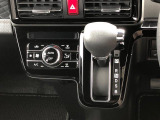 握りやすい位置のシフトレバー。