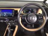 【ハンドル】運転にかかわる様々な操作を安全に行えるように視点移動が少なく操作性に配慮されたスイッチ類が凝縮されたコックピットです。