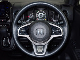ハンドル左側にはオーディオ操作が出来るオーディオリモートコントロールスイッチ、右側にはHonda SENSINGとオートクルーズコントロールのスイッチを装備!
