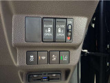 【両側パワースライドドア】両側がパワースライドドアになっており、運転席のスイッチやスマートキーでも開閉が可能。お子様やご年配の方でも乗り降りが楽になり介助等でも重宝します。