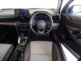 革巻きステアリングで快適な操作性の運転席です。