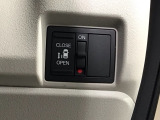 パワースライドドアが付いています。ワンタッチで簡単にお子様でも、お年寄りの方でも、開閉できますからとても便利です。キーレスや車内スイッチでも自動でドアの開閉ができます。