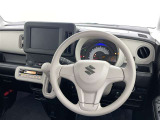 運転席まわりです。 各操作スイッチは使いやすい位置に配置されてます。