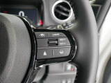 【ACC〈アダプティブ・クルーズ・コントロール〉】予め設定した車速内でクルマが自動的に加減速。前走車との適切な車間距離を維持しながら追従走行しドライバーの運転負荷を軽減します。