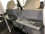 運転席・助手席の背もたれには、2列目シート用にカップホルダー付きの「格納式のシートバックテーブル」を装備しています。休憩時のちょっとした時間などカップを置いたり、小物置きに使えて便利です。