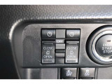 スライドドアの開閉は、ドアハンドルはもちろん運転席からのスイッチ操作でも可能です。お子様の送迎時の乗り降りも一段と楽になります。
