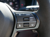 【ACC〈アダプティブ・クルーズ・コントロール〉】予め設定した車速内でクルマが自動的に加減速。前走車との適切な車間距離を維持しながら追従走行しドライバーの運転負荷を軽減します。