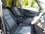 運転席・助手席にアームレスト付いてます。