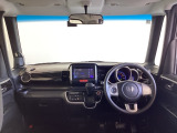 運転席は、大きな座面と包み込むような背もたれがドライバーの身体全体をしっかり支えます。上質なシート素材と座り心地のよいクッションを採用し、長時間の運転やコーナーの多い道も快適です
