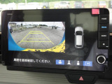 ★3画面バックカメラ装備★「R」の位置にすると、自動的に後方の様子をカラー画像(車幅/距離/予想進路線表示機能付)で表示。バックの際の安心感を高めます★